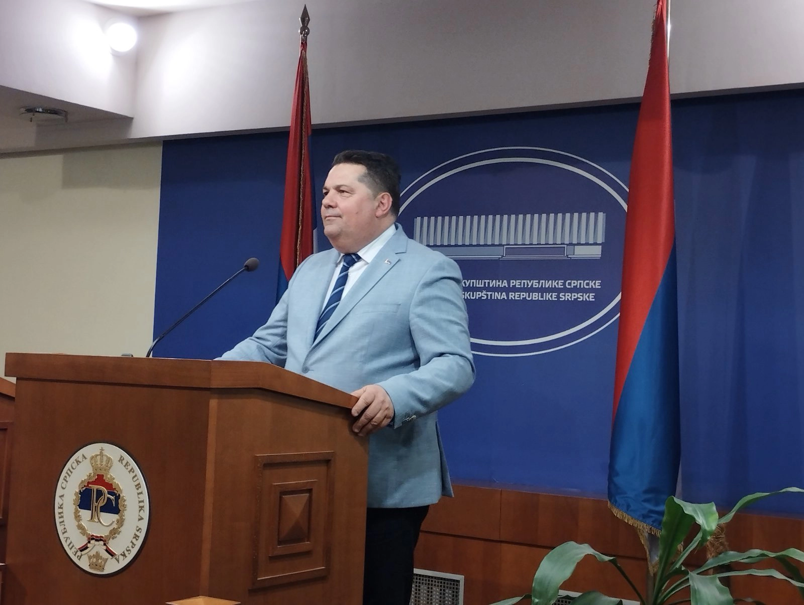 Himna, zastava i grb Srbije od danas u službenoj upotrebi u RS. Stevandić provocira: Zastave naše, dušmane plaše!